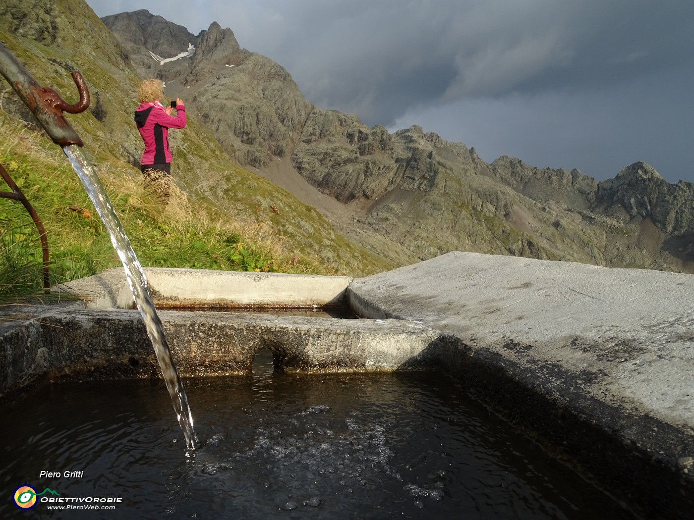 30 Acqua fresca al lavatoio del rifugio.JPG